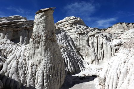 Postupujeme oslnivě bílými soutěskami k White Rock Hoodoos. 